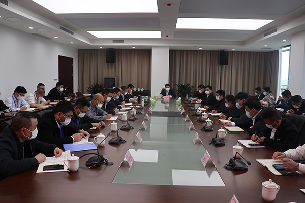 3月18日，市軌道交通集團組織召開專題會議，迅速傳達貫徹交通強市建設(shè)暨綜合交通大會戰(zhàn)視頻部署會會議精神。集團公司領(lǐng)導(dǎo)班子成員，各部室（辦）、子公司負責人和中層干部參加會議1.jpg
